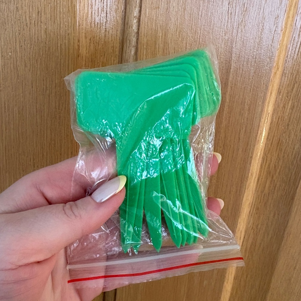 NWT🤍Pack of 12 Small Green Plastic Plant Labels